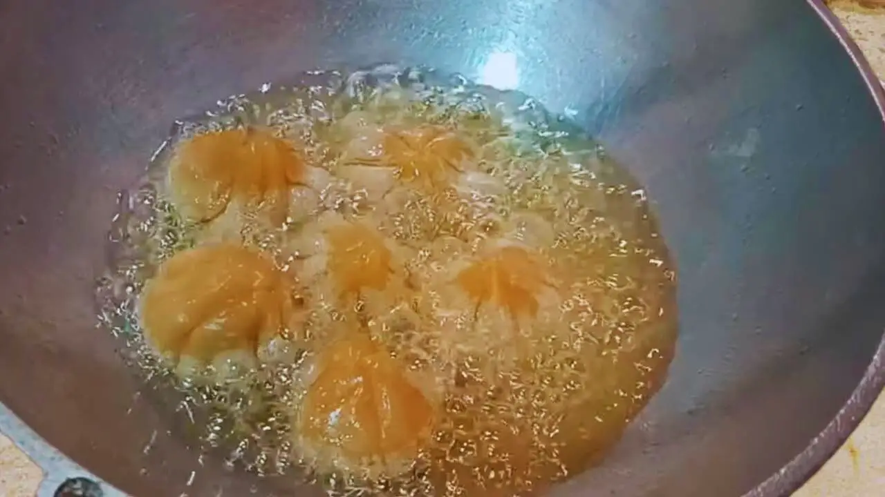 Frying steamed Fish Momos