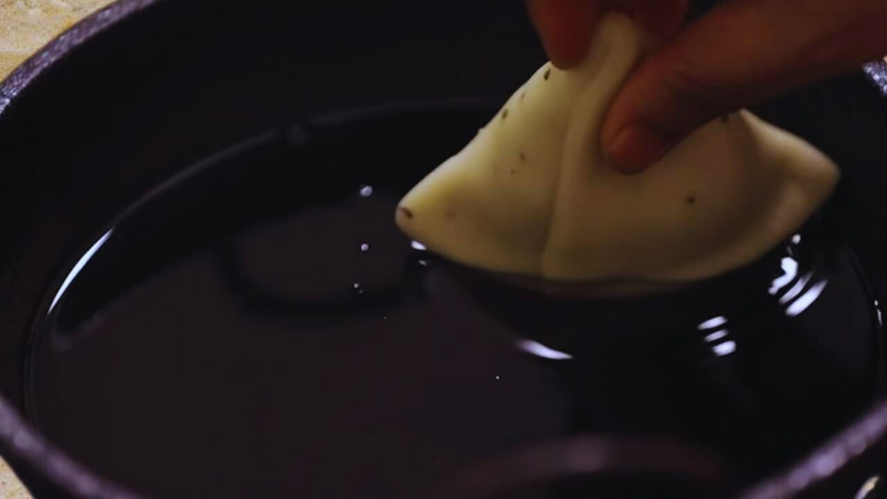 Frying the samosa 