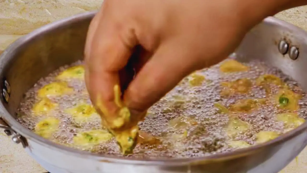 Frying Vegetable Pakoras