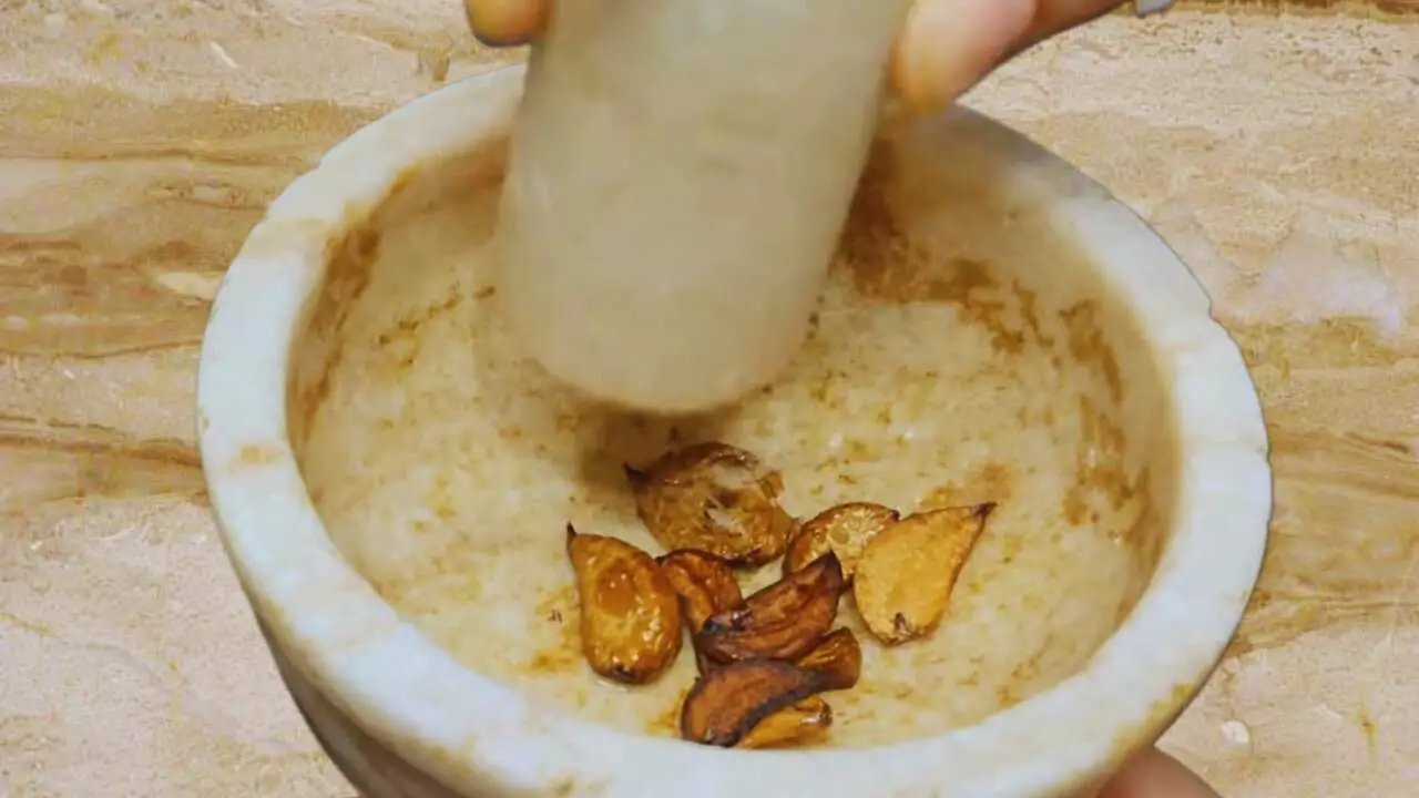 Grinding fried garlic 