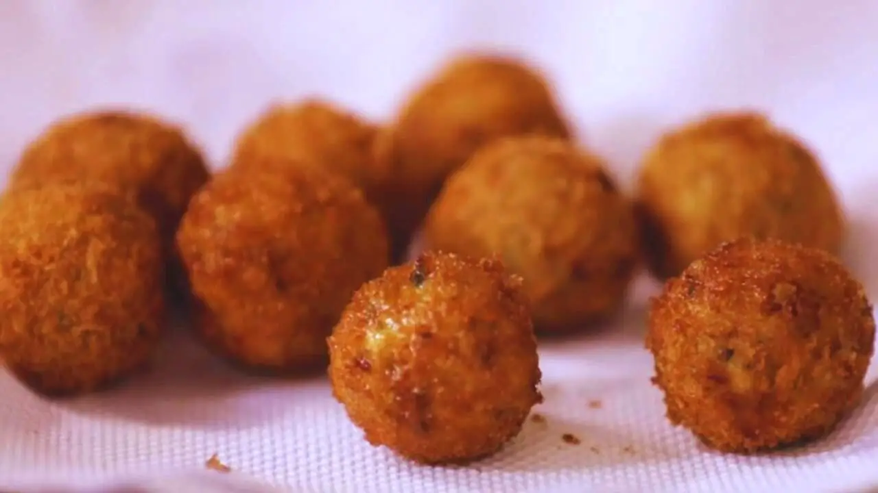 Keeping Fish Balls on tissue paper 