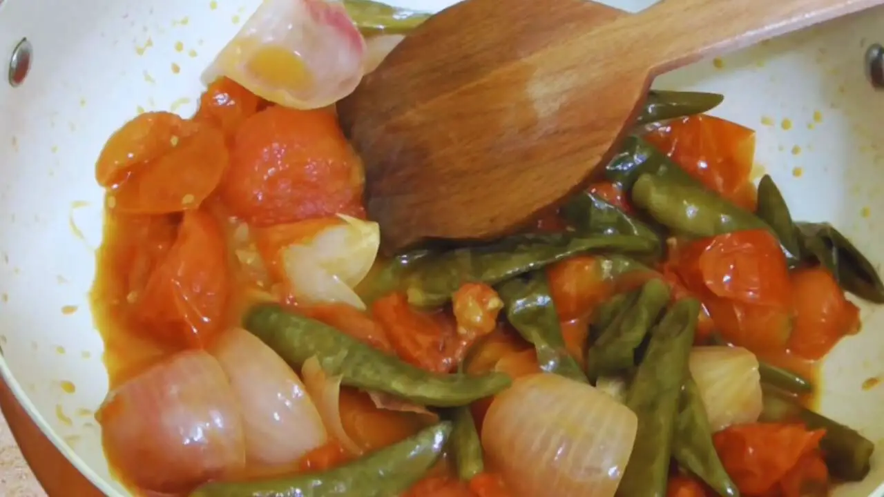Tomato green chili chutney recipe step 7 Mashing tomatoes