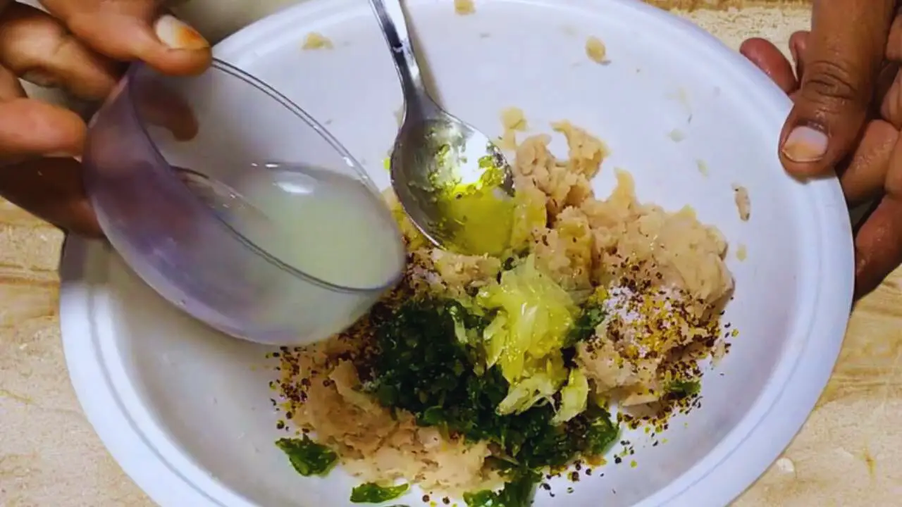 Mixing all spices with mashed raw bananas