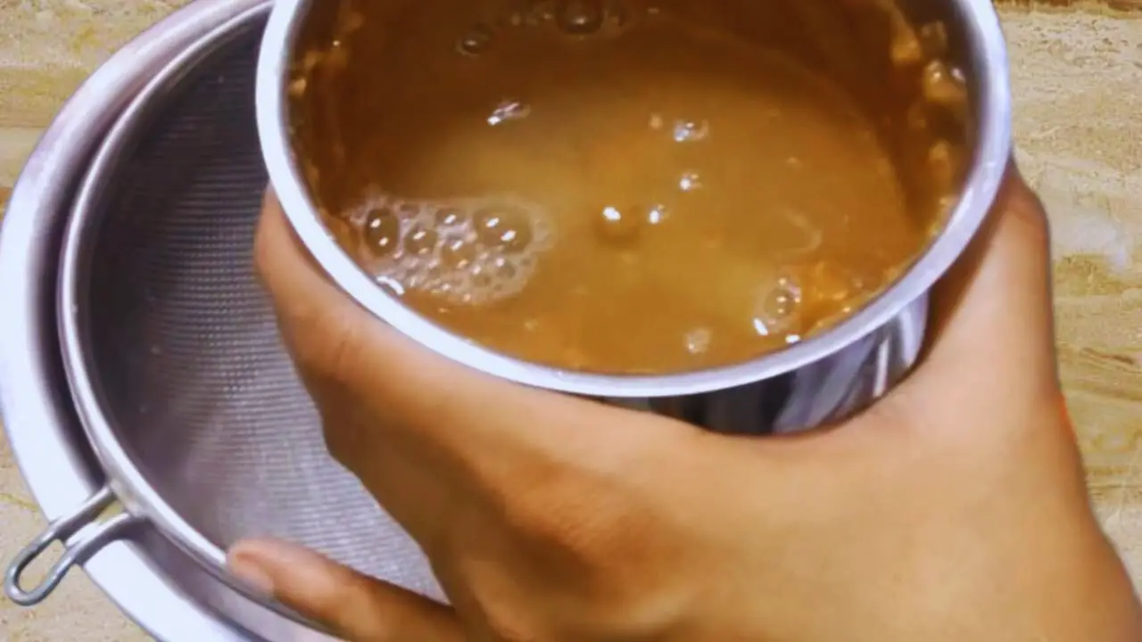 Mixing water with tamarind paste 