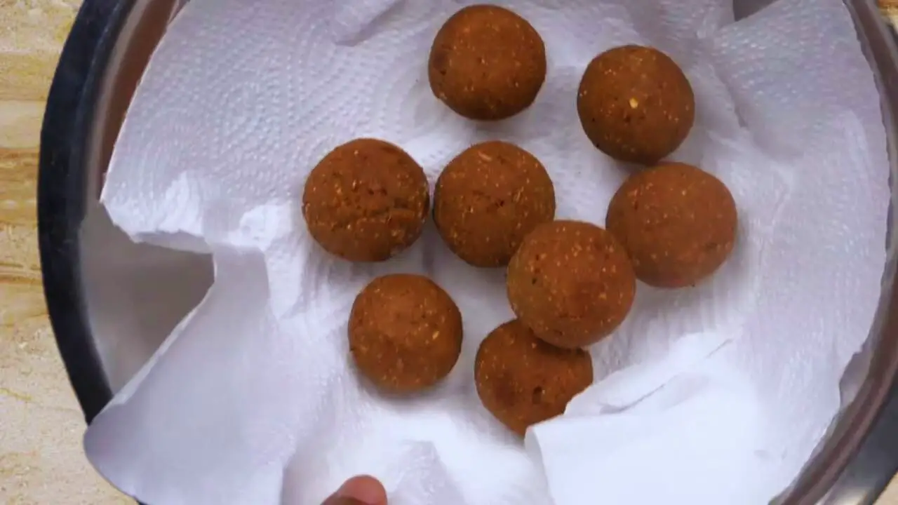 Mutton Keema Balls on a tissue paper 