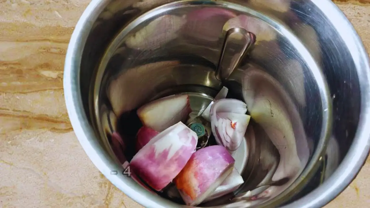 Onions to grind to make the chutney 