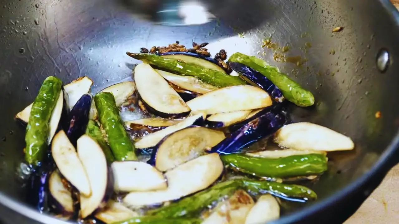 Partially cooked brinjal slices 