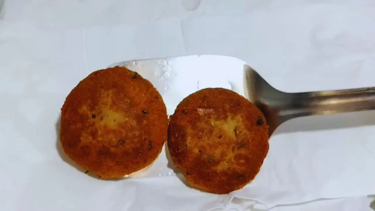 Placing mutton kabab on tissue paper 