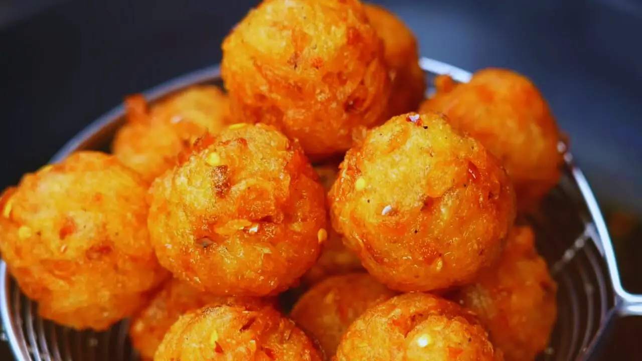 Removing fried Aloo Pakora
