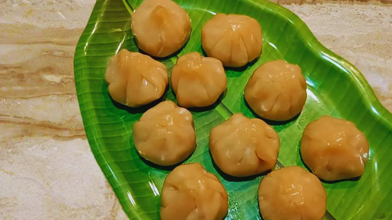 Removing steamed momos to a plate 