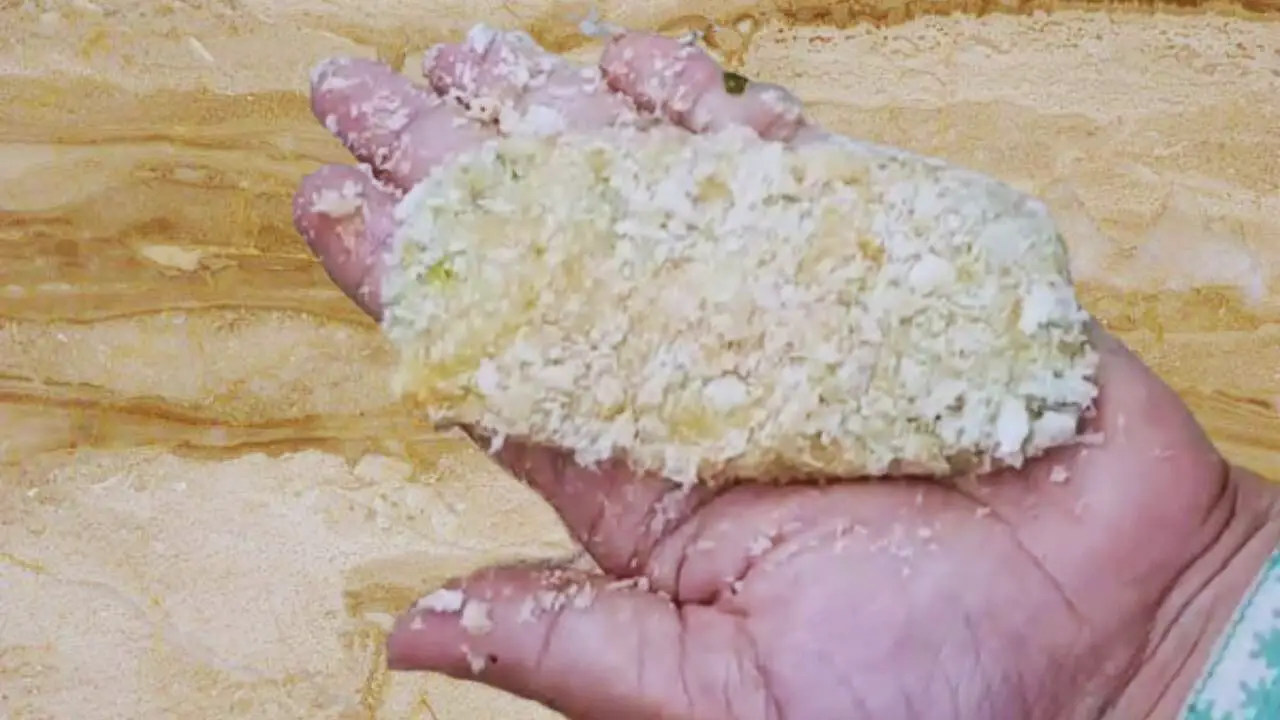 Second coat of bread crumbs on prawn kabab 