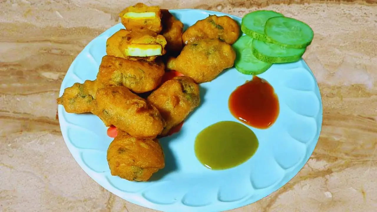 Serving Paneer Pakoraa