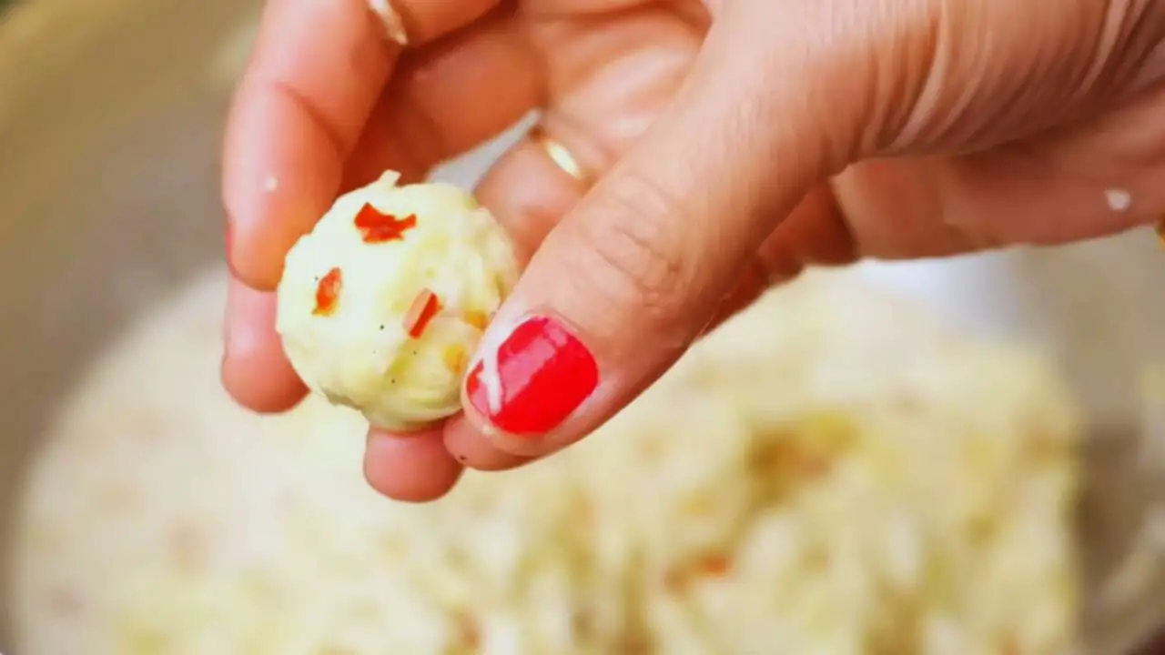 Shaping Aloo Pakora