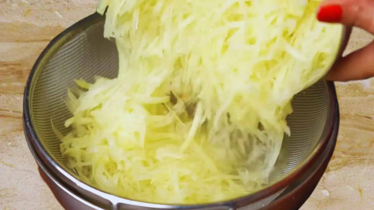 Straining potatoes 