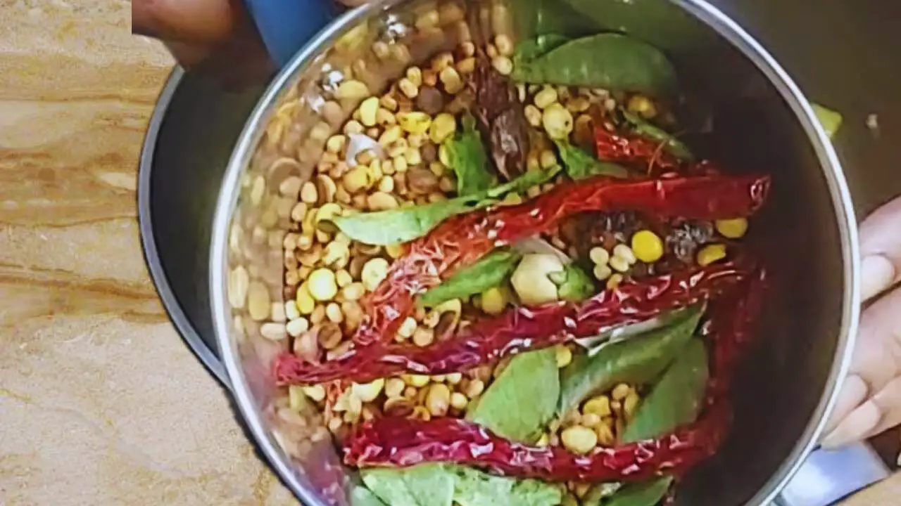 Transferring cooled spices to a grinder 
