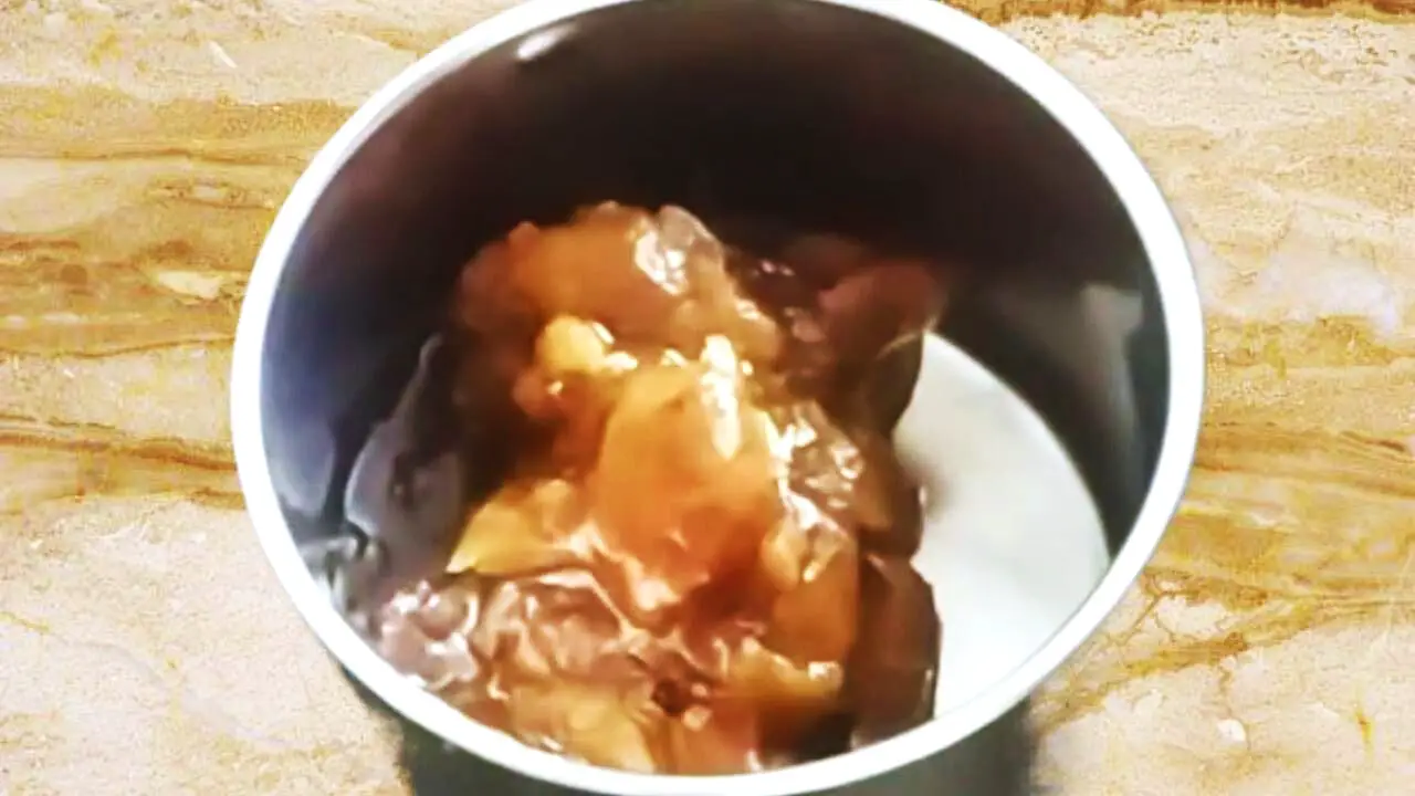 Transferring soaked dates to a grinder 
