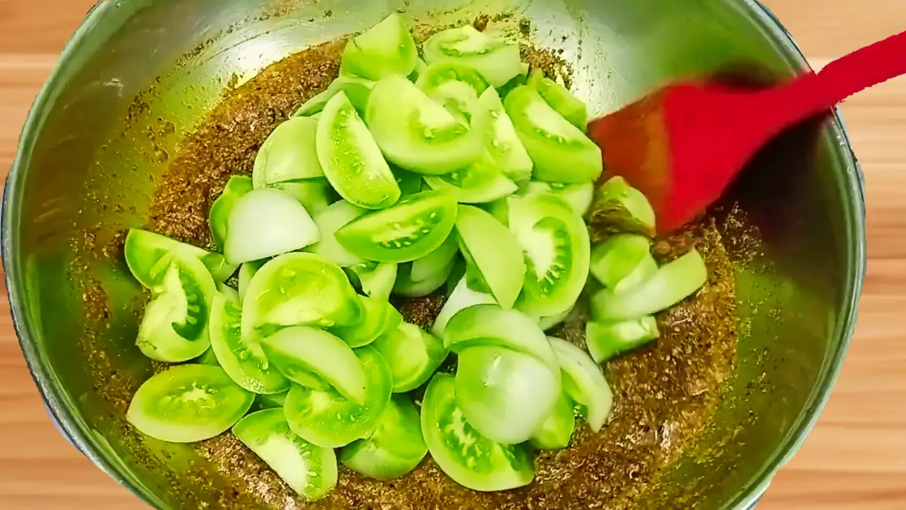 Adding green tomato slices 