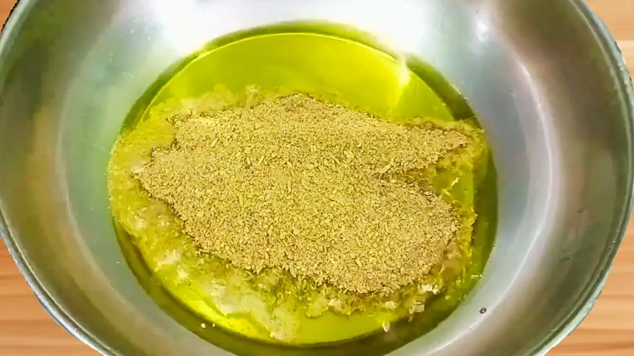 Adding ground spices to oil 
