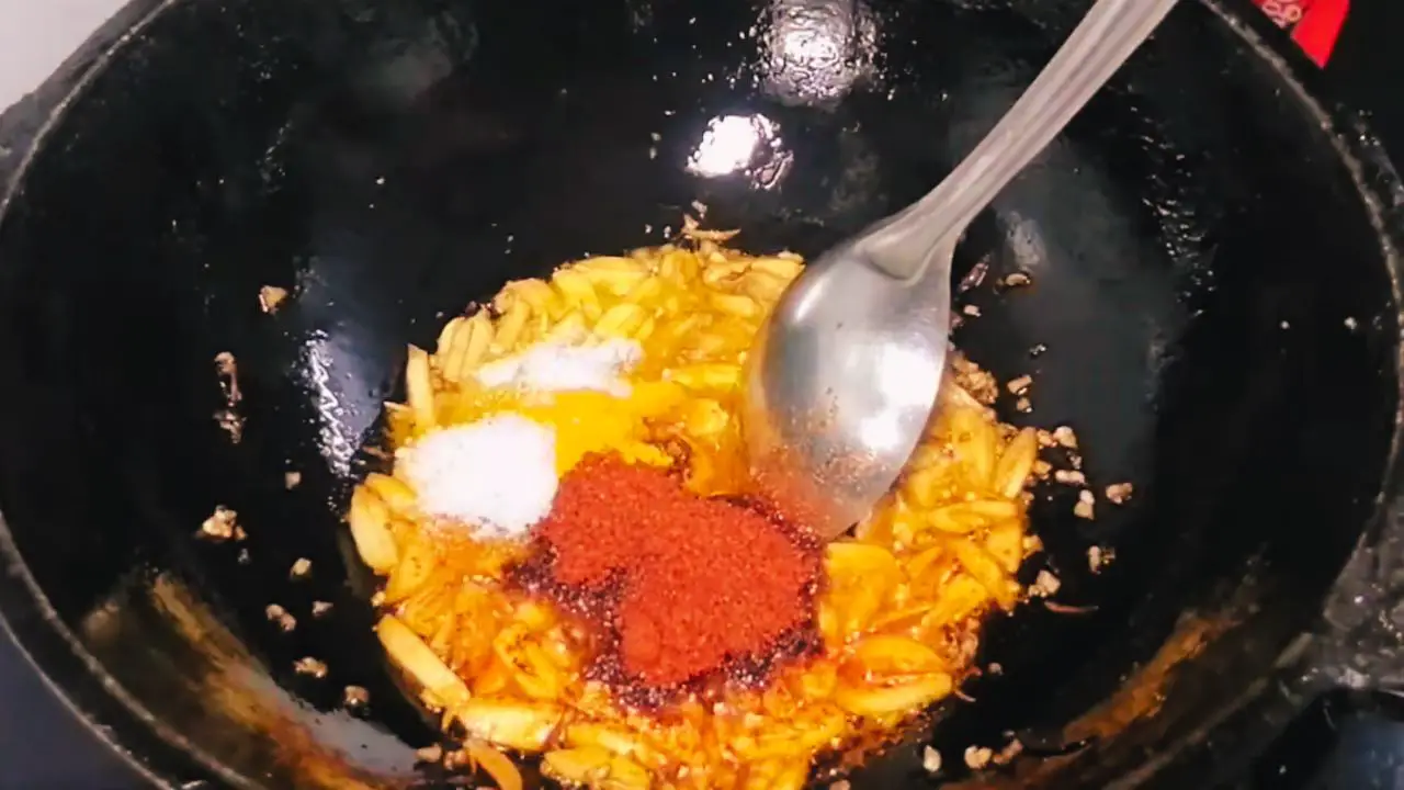 Adding powder spices