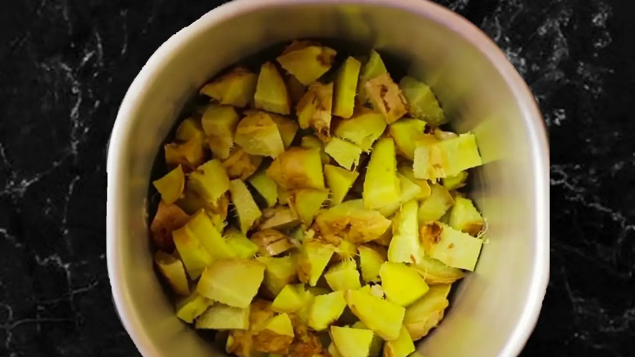 Cutting ginger to make pickle 