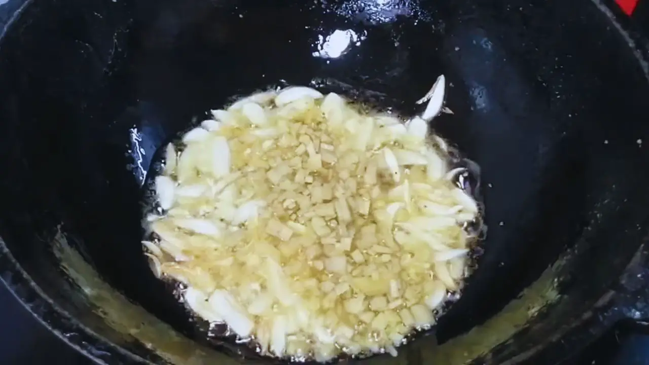 Frying ginger and garlic 