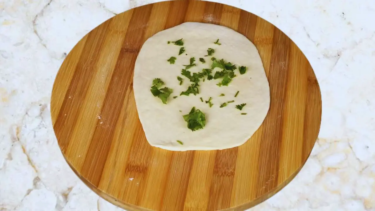 Sprinkling chopped coriander 