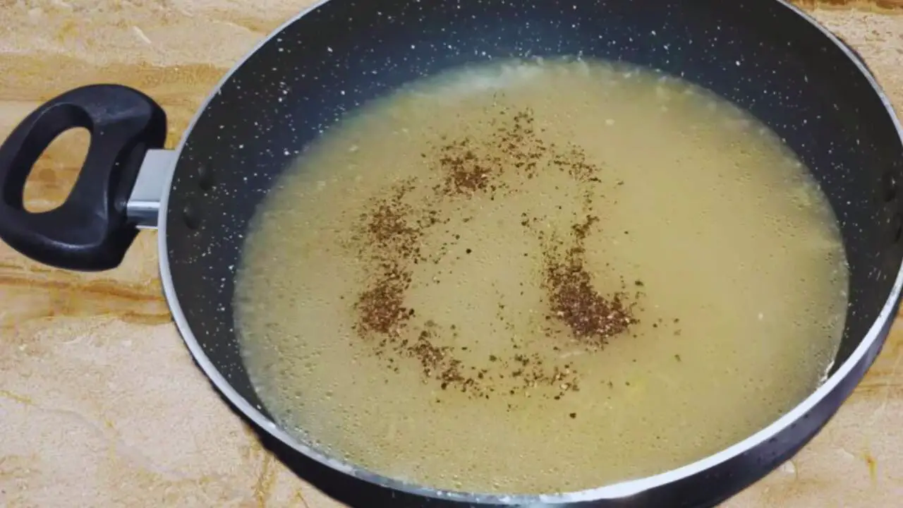 Adding pepper powder 