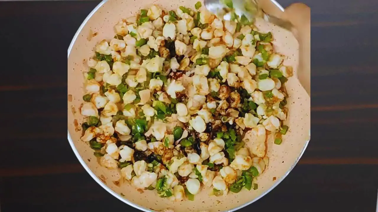 Adding soya sauce