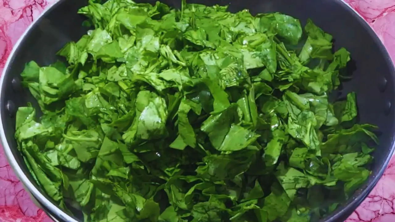 Palak soup recipe step 3 Adding spinach