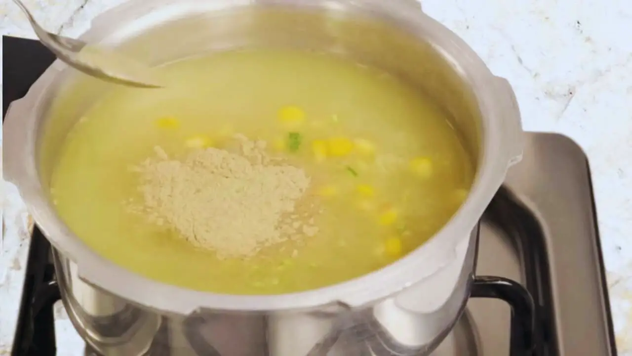 Adding white pepper powder
