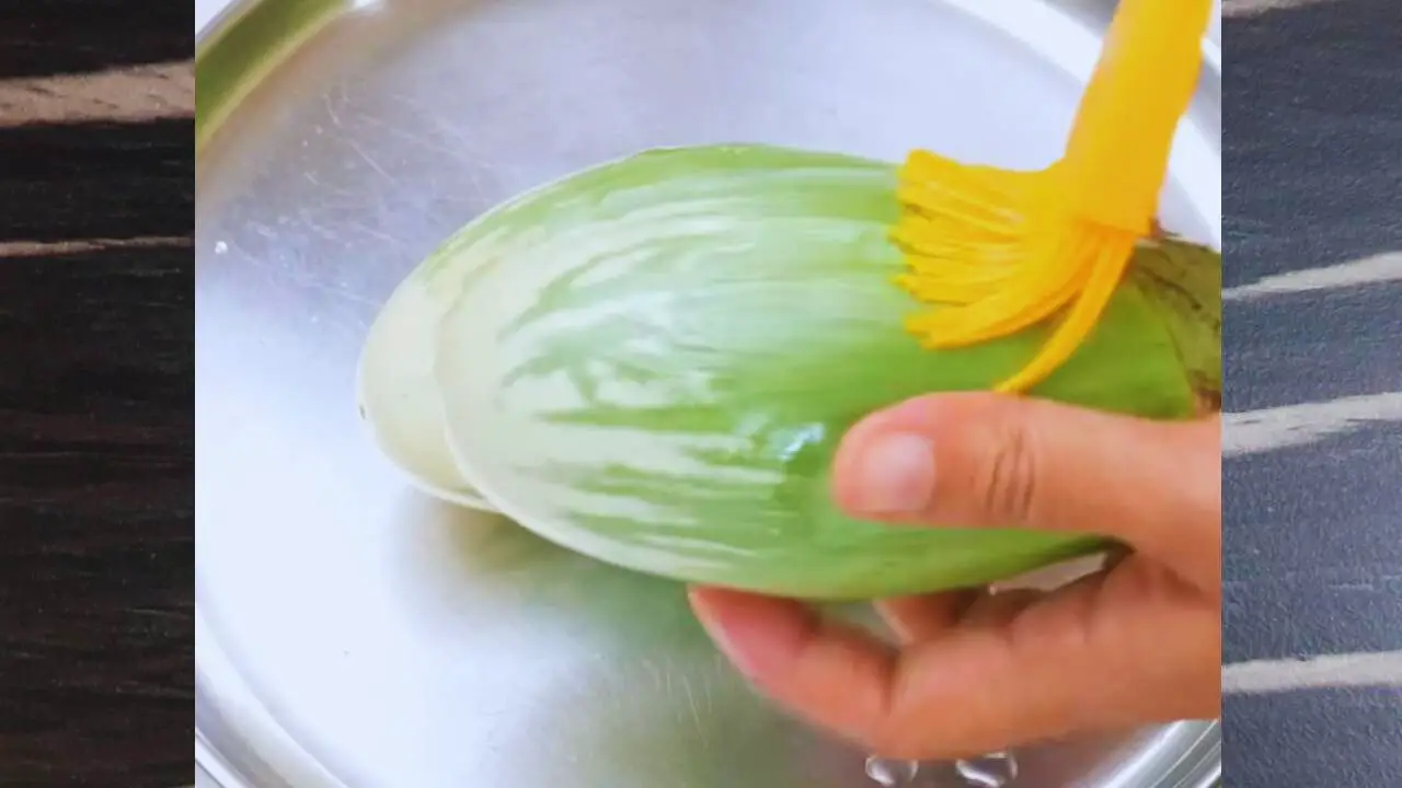 Brushing cooking oil 