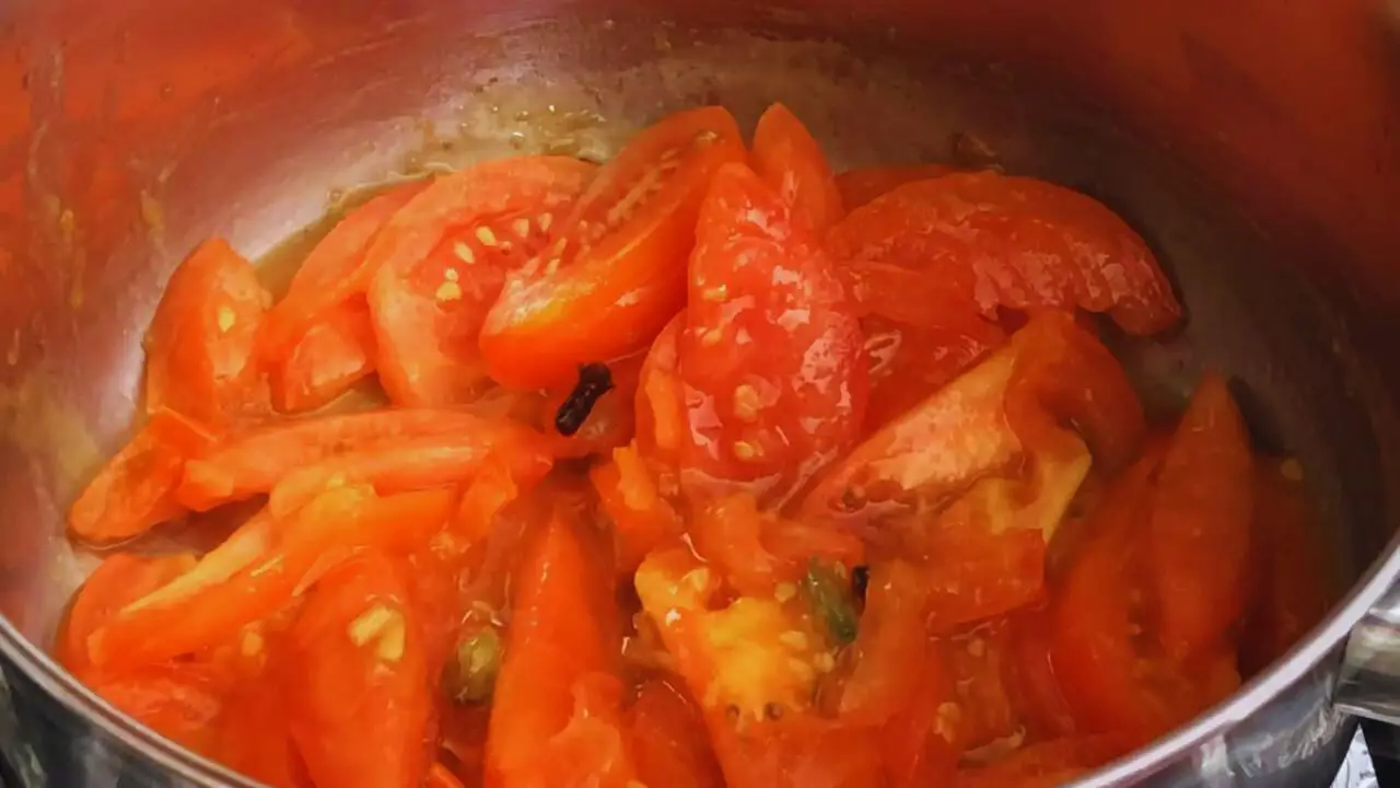 Tomato coriander soup recipe step 4 Cooking tomatoes