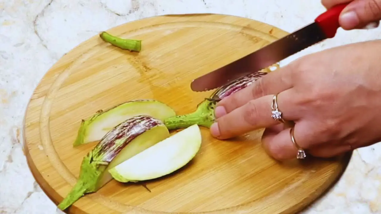 Aloo baingan curry recipe step 2 Cutting brinjals