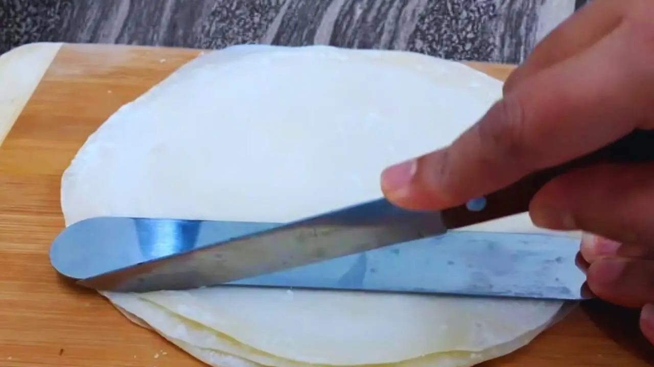 Cutting pastry sheets 