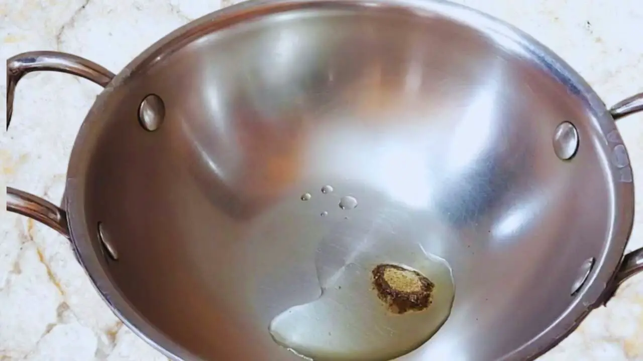 Beetroot carrot soup recipe step 7 Frying black pepper powder