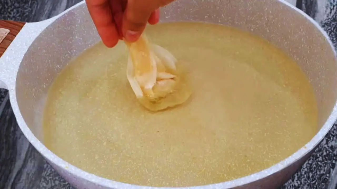 Frying chicken wonton 