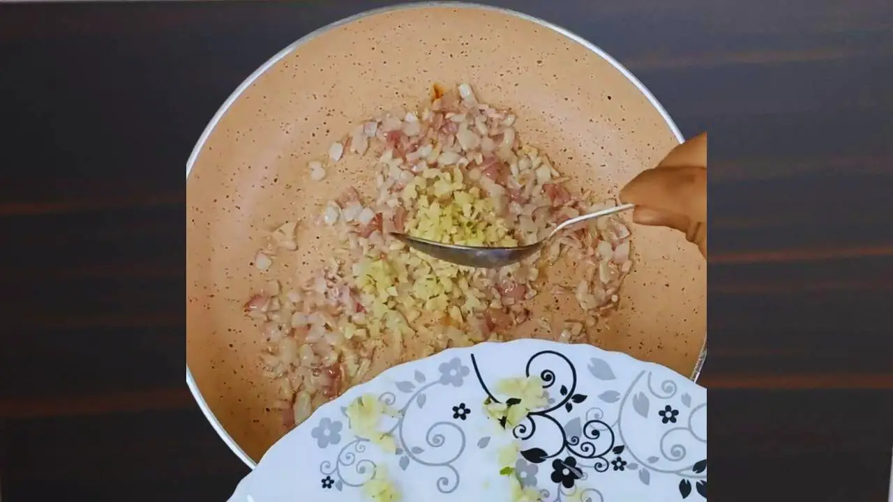 Frying garlic 