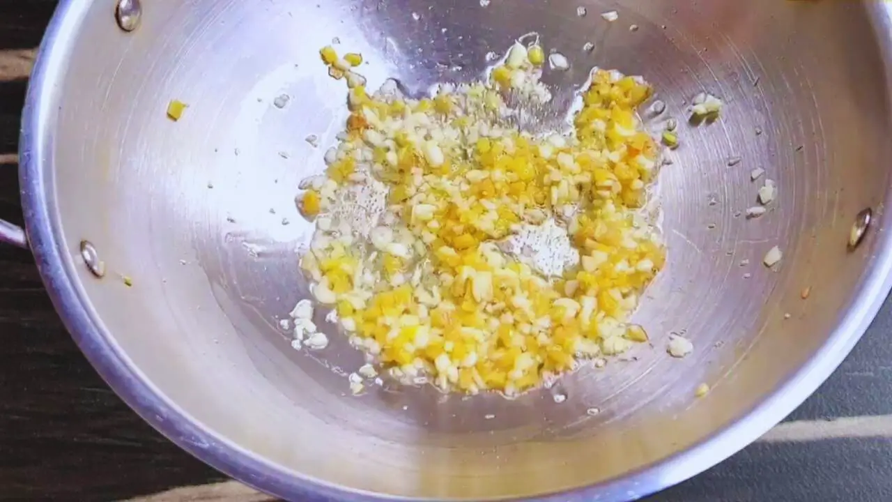 Frying ginger and garlic 