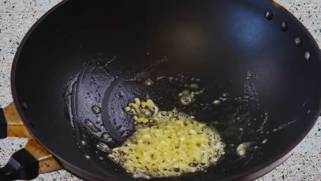 Frying ginger and garlic 