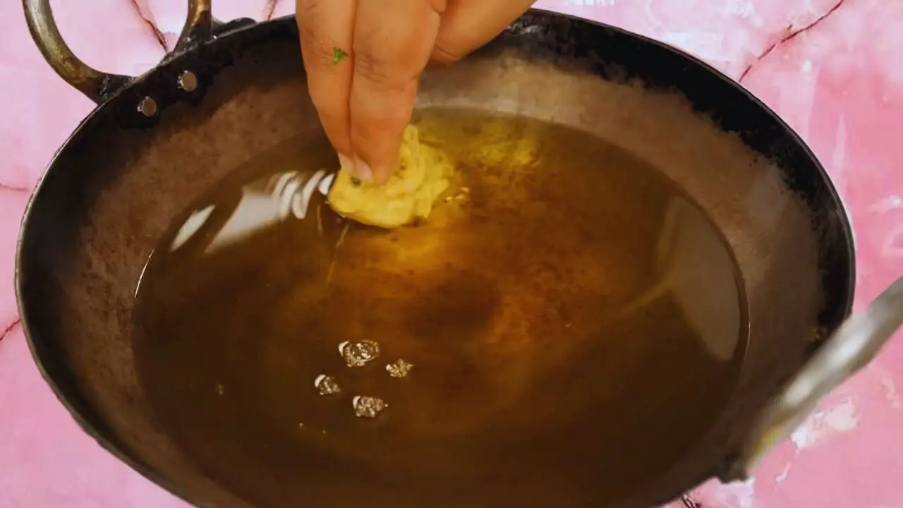Frying kofta balls 