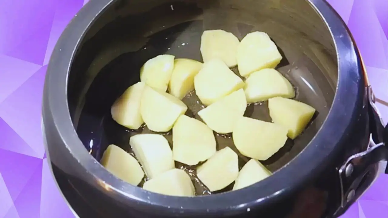 Frying potatoes 