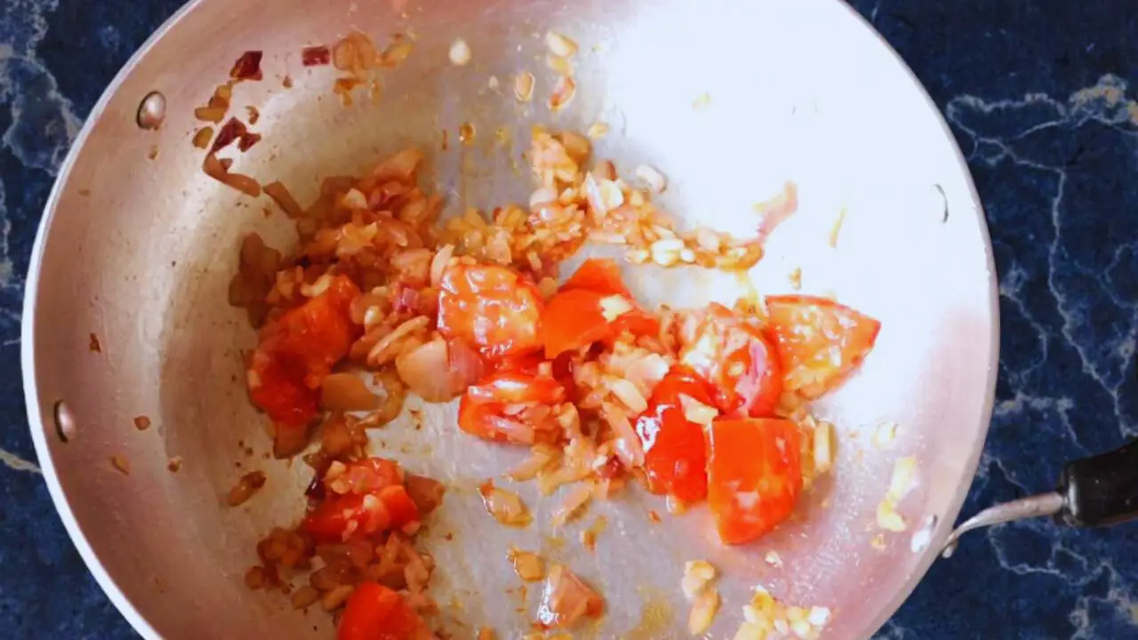 Frying tomatoes 