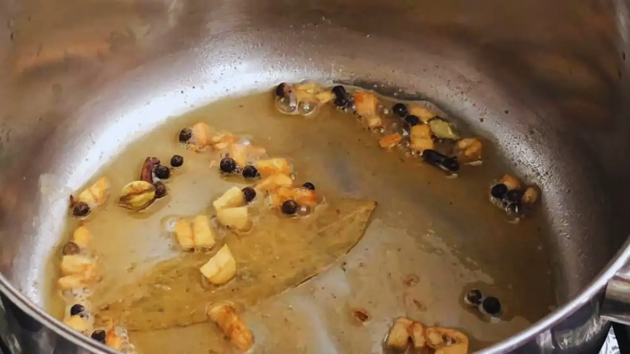 Tomato coriander soup recipe step 3 Frying wheat flour