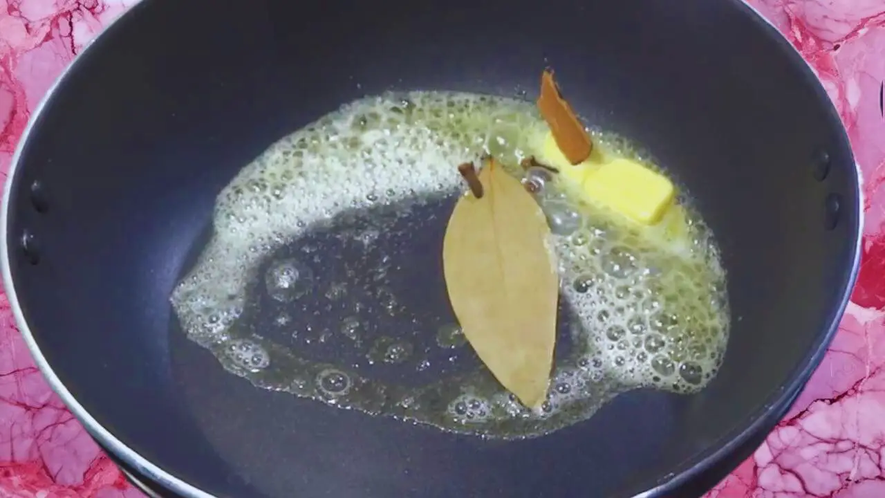 Palak soup recipe step 1 Frying whole spices