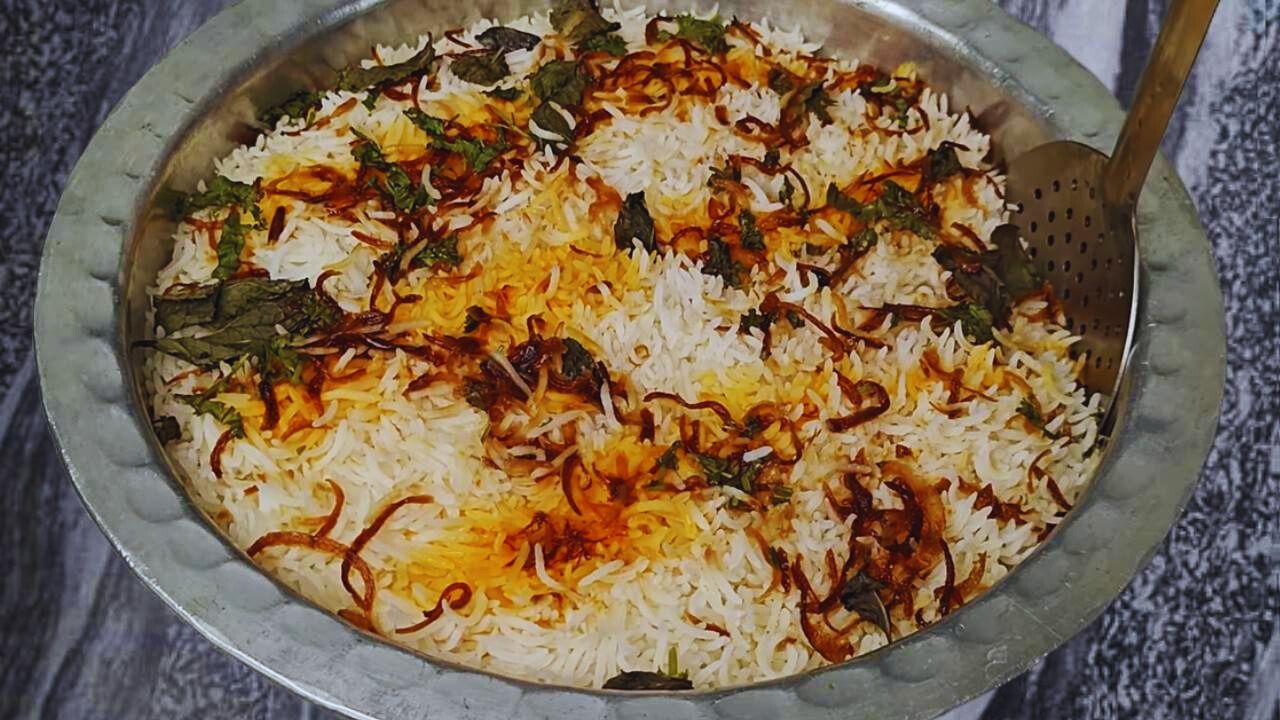 Mixing biryani 