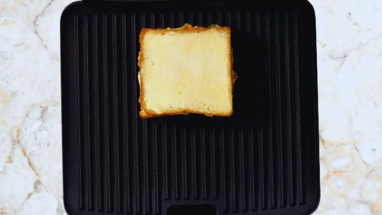 Placing sandwiches 