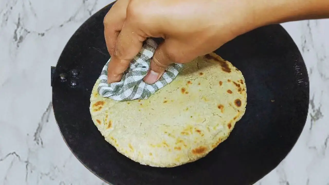 Pressing roti 