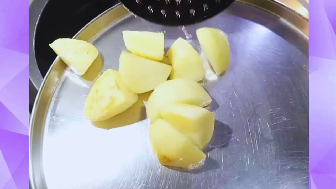 Removing fried potatoes 