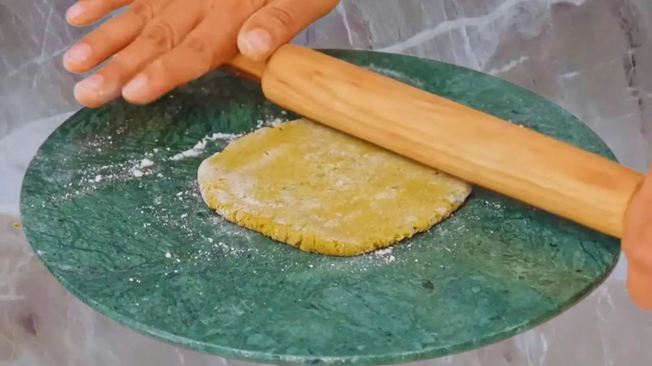 Rolling the paratha 