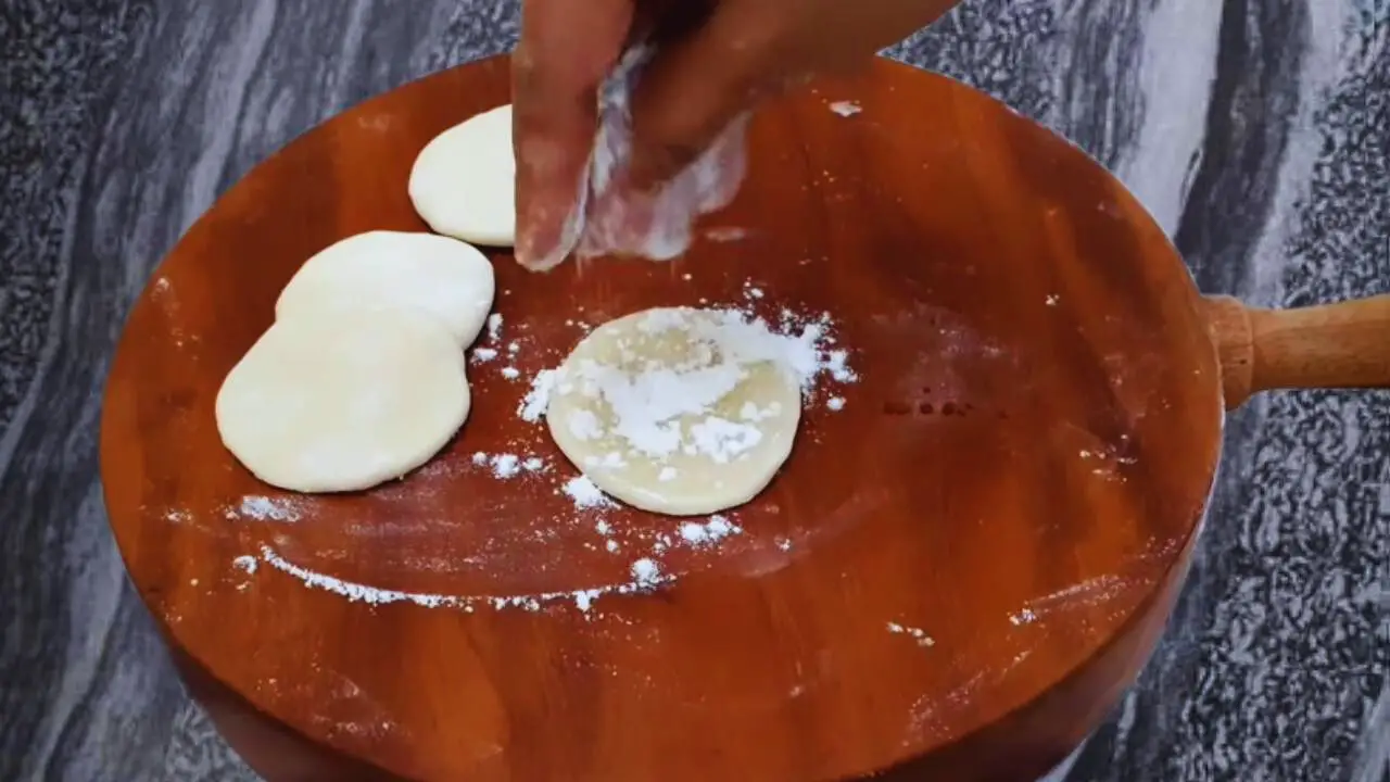 Sprinkling corn flour 